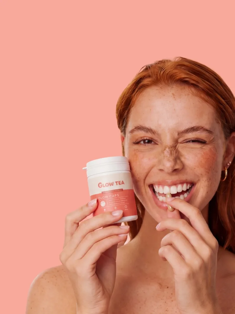 Cliente tenant un produit Glow Tea